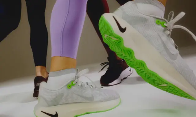 Sportliche Beine in Leggings und Sneakern. Ein Schuh mit leuchtend grüner Sohle zeigt, wie man Schuhe recyceln kann.