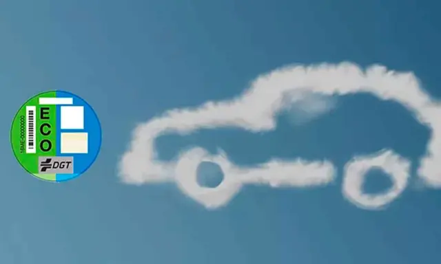 Pegatina ECO DGT en un coche de nubes. Los coches eco pagan impuesto de circulación, pero son más limpios.