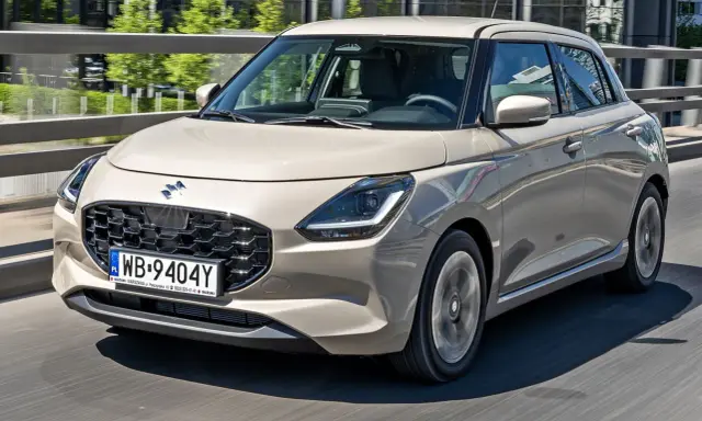 Nowy Suzuki Swift w beżowym kolorze, z nowoczesnym grillem i światłami LED. Sprawdź aktualne suzuki swift - ceny i oferty.