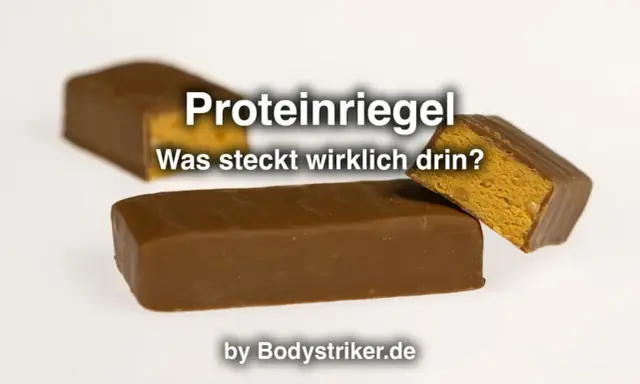 Zwei Schoko-Proteinriegel, einer angeschnitten. Wann proteinriegel essen? Bodystriker.de.