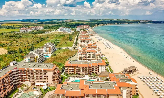 Widok na kurort nad Morzem Czarnym. Hotele i plaża z leżakami. Sprawdź ceny w Bułgarii na wakacje!