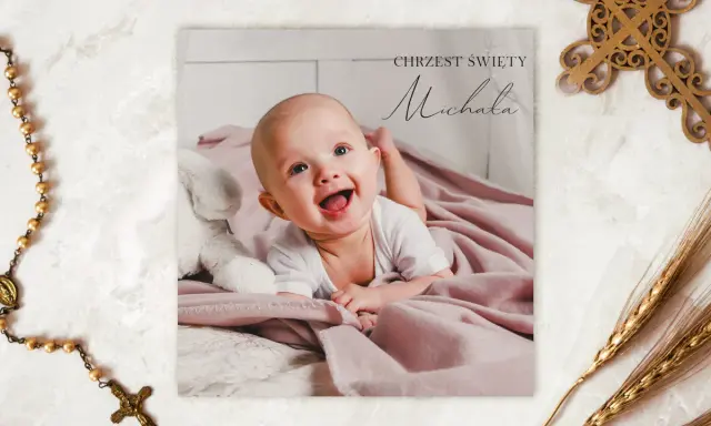Zaproszenie na Chrzest Święty Michała. Uśmiechnięte dziecko na różowym kocyku, obok różaniec i ozdobny krzyż.