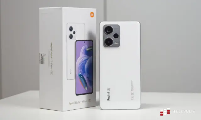 Biały smartfon Xiaomi Redmi Note 12 Pro+ 5G obok swojego opakowania.