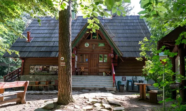 Bacówka PTTK Bartne: Twój przewodnik po sercu Beskidu Niskiego