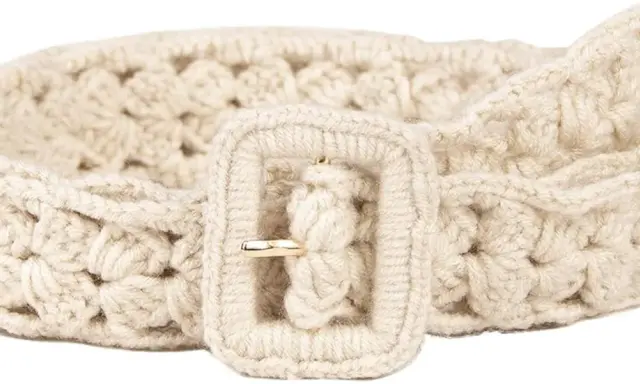 Cinturón de ganchillo color crema con hebilla dorada. Un accesorio artesanal que añade textura a cualquier atuendo.