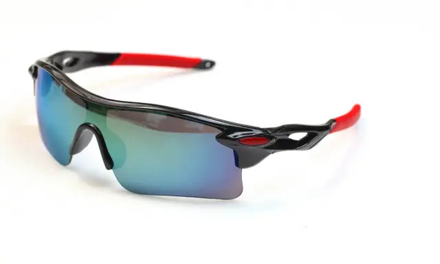 Sportowe okulary rowerowe z lustrzanymi soczewkami i czerwonymi zausznikami. Idealne, gdy zastanawiasz się, jakie okulary na rower wybrać.