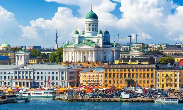 Helsinki atrakcje: Katedra Uspieńska i tętniący życiem targ nad wodą.