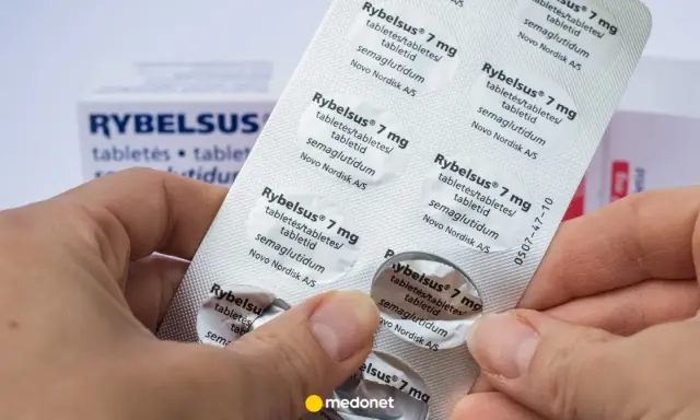 Dłonie trzymają opakowanie leku Rybelsus, który jest stosowany w leczeniu cukrzycy typu 2 i może wspierać rybelsus na odchudzanie.