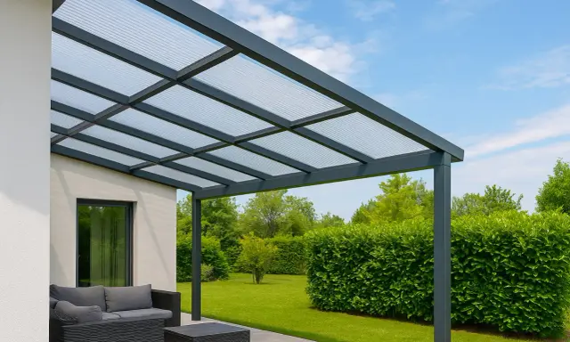 Pergola en polycarbonate moderne, offrant un espace extérieur agréable. Avis positifs sur sa durabilité et son esthétique.