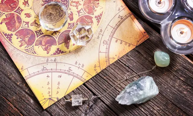 Numerologiczna 11 mężczyzna, jak ten zodiakalny, szuka głębszego sensu. Kryształy i świece tworzą mistyczną atmosferę.