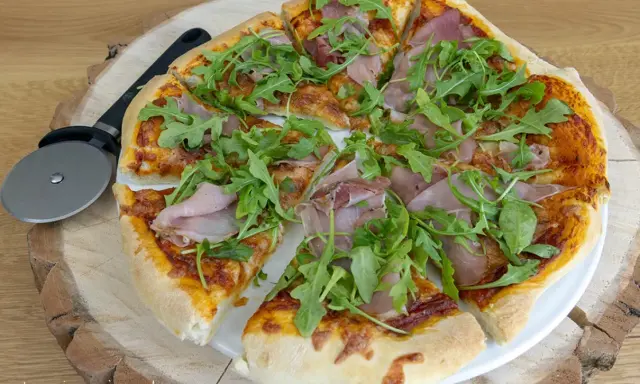 Pizza z szynką i rukolą, idealna na szybki obiad. Ciasto na pizzę dzień wcześniej przygotowane, teraz tylko piec i cieszyć się smakiem.