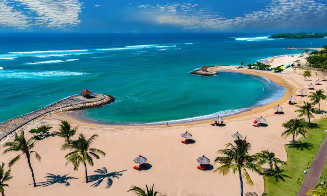 Idealne wakacje na Bali: piaszczysta plaża, turkusowe morze, palmy i zaciszne altanki. Raj dla każdego!