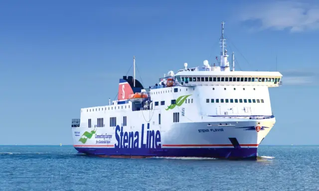 Prom na morzu z napisem Stena Line. Płynie po spokojnych wodach, oferując pasażerom dostęp do wifi.