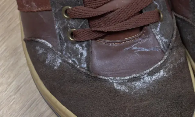 Zamszowe buty z białym nalotem po soli. Dowiedz się, jak usunąć sól z butów zamszowych, by przywrócić im dawny blask.