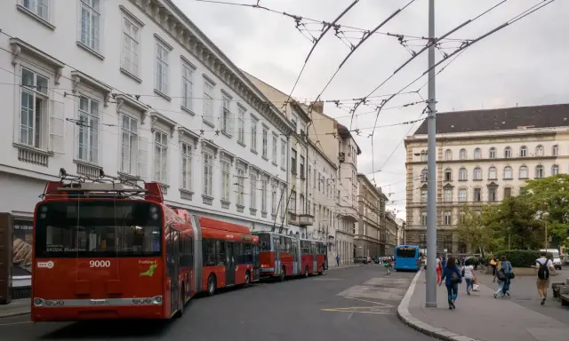 Czerwone trolejbusy w Budapeszcie, idealne, by dowiedzieć się, jak dojechać z lotniska w Budapeszcie do centrum.