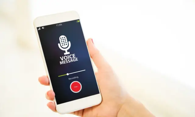 Dyktafon w telefonie nagrywa wiadomość głosową. Ikona mikrofonu i przycisk "Stop" są widoczne na ekranie.