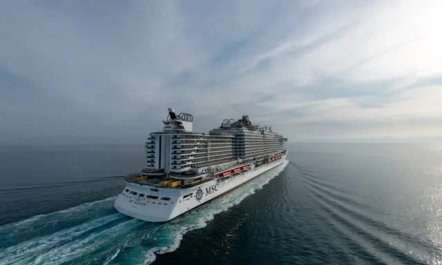 La nave MSC Sea View solca il mare. Per l'imbarco MSC, quanto tempo prima arrivare?