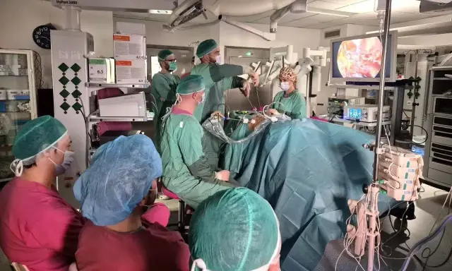 Zespół medyczny podczas operacji guza nerki. Po udanym zabiegu rozpoczyna się rehabilitacja po operacji guza nerki.