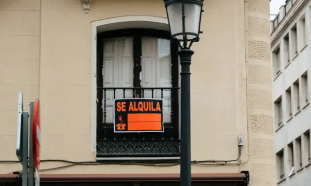 Balcón con cartel "SE ALQUILA" y farola, quizás esperando inquilinos bajo la nueva ley de arrendamiento.