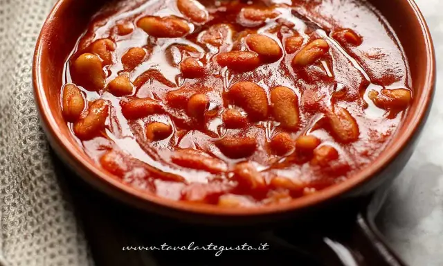 Un piatto fumante di fagioli all'uccelletto ricetta toscana, un classico saporito e confortante.