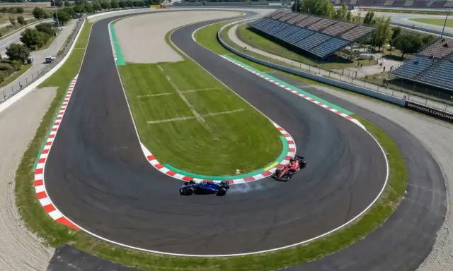 Dos coches de F1 compiten en una curva cerrada de los circuitos F1, uno azul derrapa y el otro rojo acelera.
