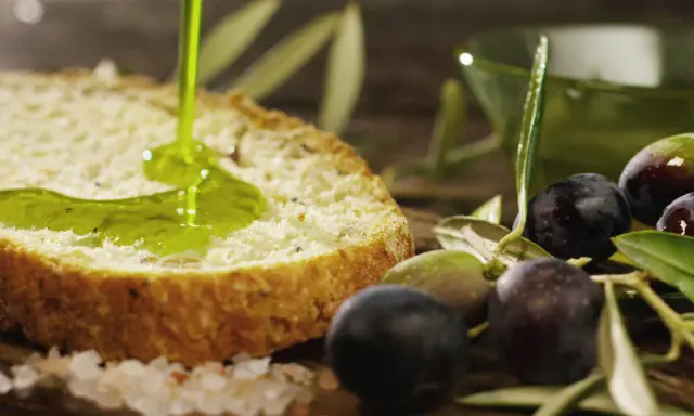 Fettunta: pane tostato con olio d'oliva fresco, olive e sale grosso.
