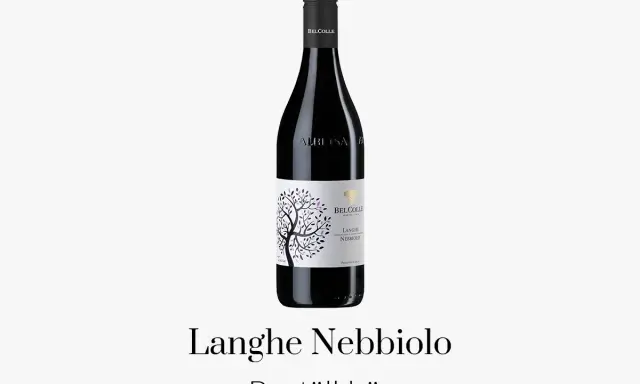 En flaska Bel Colle Langhe Nebbiolo, ett utsökt italienskt vin med en vacker etikett som föreställer ett träd.