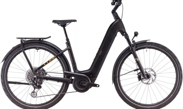 Czarny rower elektryczny firmy Cube Kathmandu z bagażnikiem i błotnikami.