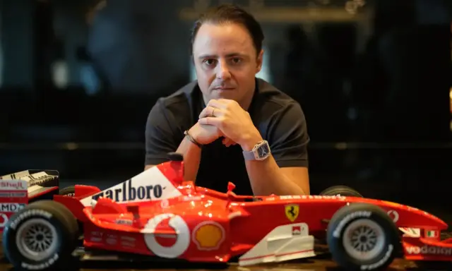 Felipe Massa posa con un modelo de coche de Fórmula 1 de Ferrari, recordando sus días en la pista.