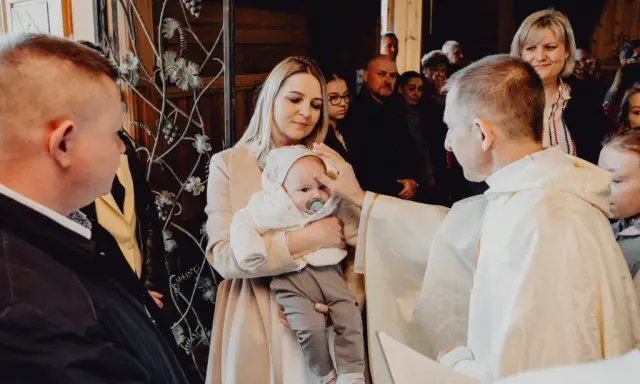 Fotograf na chrzciny: Ile kosztuje i jak wybrać mądrze?