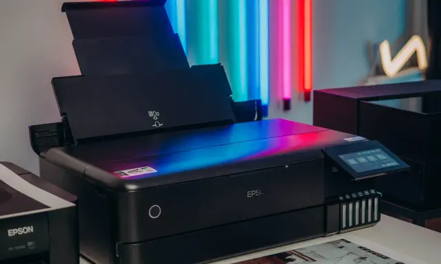 Nowoczesne urządzenie do robienia odbitek Epson, gotowe do drukowania zdjęć w żywych kolorach, otoczone neonowym światłem.