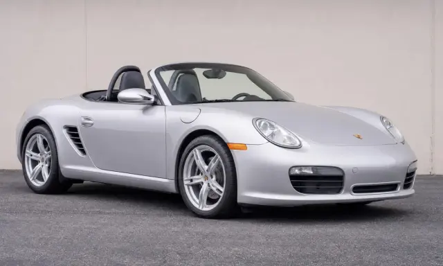 Silberner Porsche Boxster 987 Cabriolet, ein Klassiker mit stabiler Wertentwicklung.