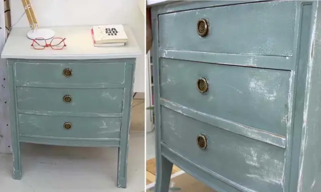 Mueble de tres cajones con acabado desgastado, ideal para restaurar muebles antiguos estilo vintage.