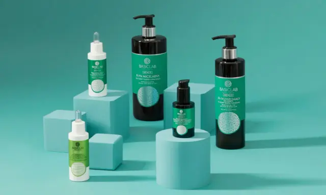 Produkty do pielęgnacji cery tłustej: serum, płyn micelarny i żel oczyszczający marki Basiclab.
