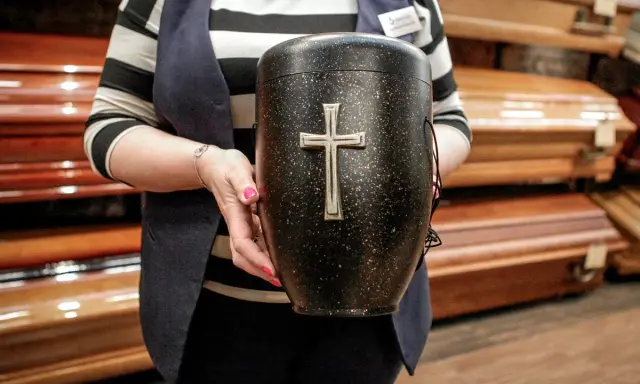 Kremacja kości: Co naprawdę trafia do urny?