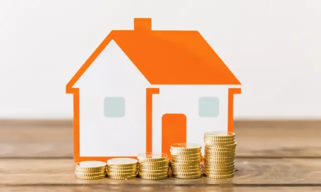 Casa naranja con pilas de monedas, ¡un buen augurio para las tecnocasa agencia inmobiliaria reseñas!
