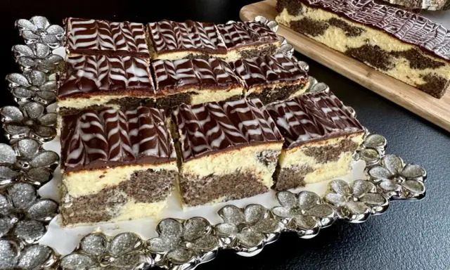 Seromakowiec z gotowej masy makowej i sera z wiaderka, udekorowany czekoladą i lukrem. Pyszny deser na każdą okazję.