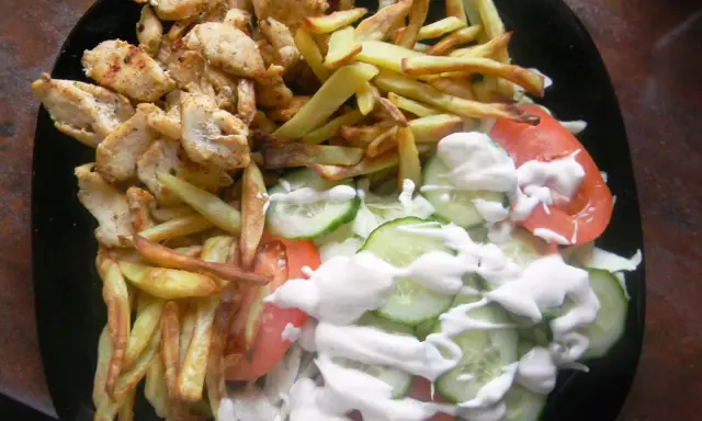Kebab z frytkami: 800-1600 kcal? Jak jeść i nie żałować.