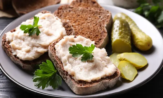 Domowy smalec przepis babci na ciemnym chlebie, z ogórkami kiszonymi i natką pietruszki. Smak dzieciństwa!