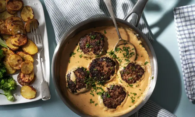 Stekta pannbiffar i krämig sås, serverade med krispiga potatisskivor och broccoli. Ett klassiskt pannbiff recept som passar alla.