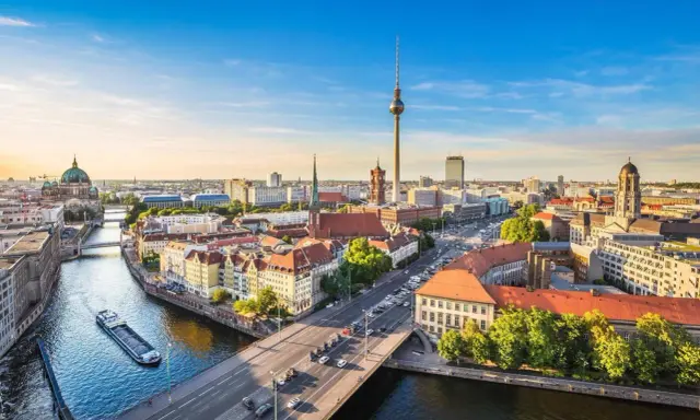 Vy över Berlin med floden Spree, TV-tornet och Berliner Dom. En perfekt vy över några av Berlins måsten.