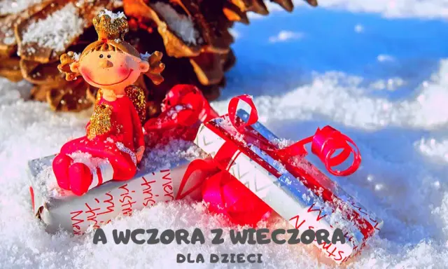 Figurka aniołka siedzi na prezentach w śniegu. A wczora z wieczora, czas na świąteczne niespodzianki dla dzieci.