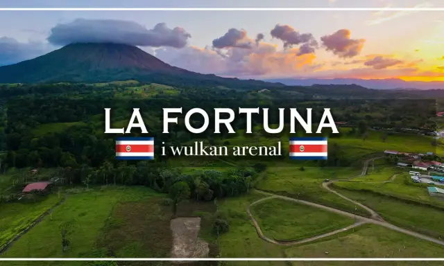 Krajobraz z wulkanem Arenal w La Fortuna, Kostaryka. Słońce zachodzi nad zielonymi wzgórzami i lasami.