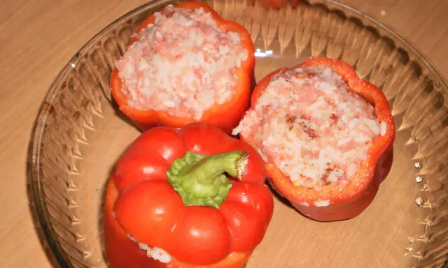 Papryka faszerowana surowym mięsem mielonym i ryżem, gotowa do pieczenia.