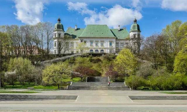 Pałac na Wodzie w Łazienkach Królewskich, idealne miejsce na interaktywne muzeum w Warszawie.