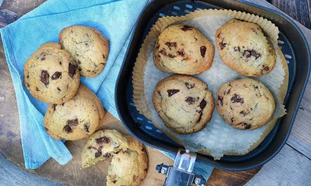 Nybakade småkakor i airfryer, perfekta med chokladbitar. Enkla att göra och blir alltid goda.