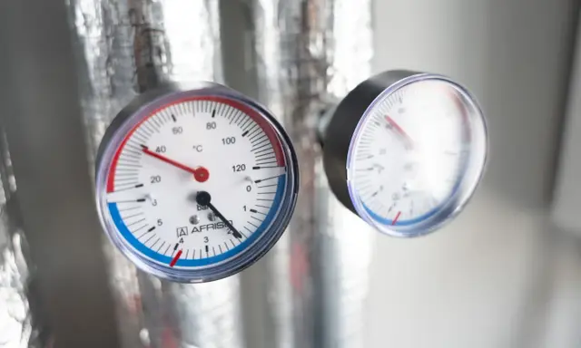 Dwa manometry pokazują ciśnienie w układzie zamkniętym. Jeden mierzy temperaturę w °C, drugi ciśnienie w barach.