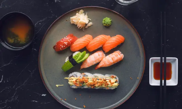 En tallrik med sushi, misosoppa och sojasås. En perfekt måltid för en kväll i sushi stockholm city.