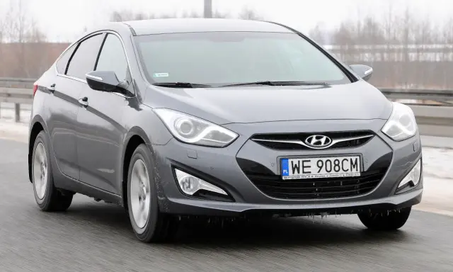 Szary Hyundai i40 1.7 CRDi na drodze. Wady tego modelu mogą dotyczyć np. wyciszenia lub zawieszenia.