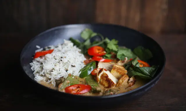 Ein köstliches Curry-Rezept mit Reis, gebratenem Tofu, grünen Bohnen und frischem Koriander.